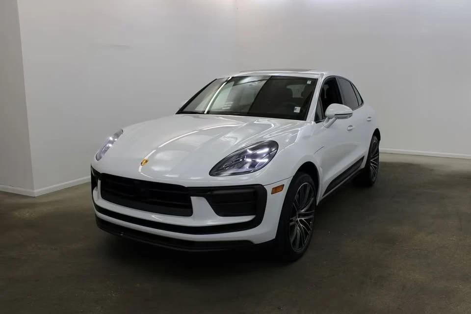 2024 Porsche Macan - Image 16 of 18
