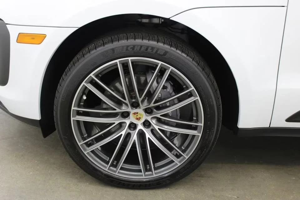 2024 Porsche Macan - Image 10 of 18