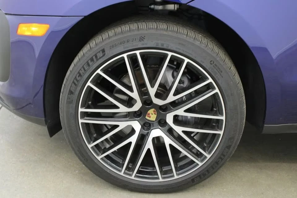 2024 Porsche Macan - Image 13 of 19