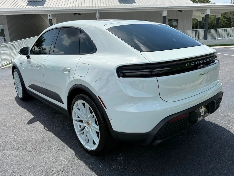 2024 Porsche Macan Electric - Image 9 of 12