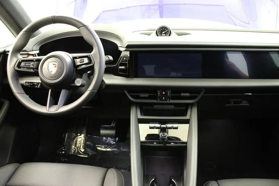 2024 Porsche Macan Electric - Image 9 of 18