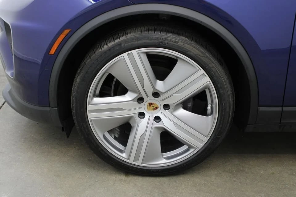 2024 Porsche Macan Electric - Image 10 of 18