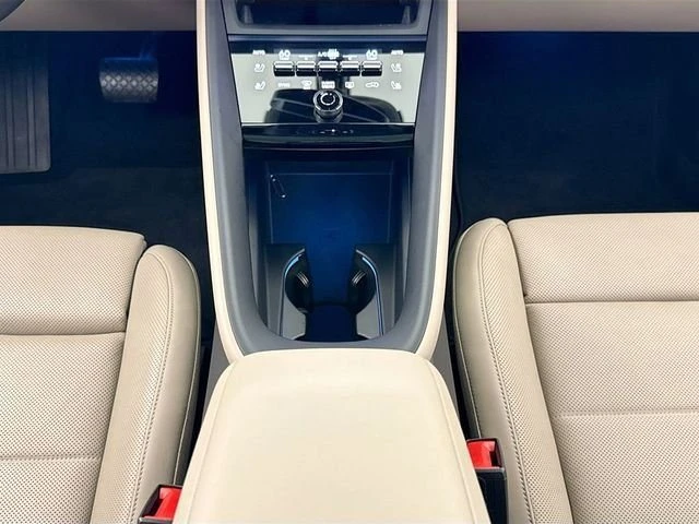2024 Porsche Macan Electric - Image 12 of 20