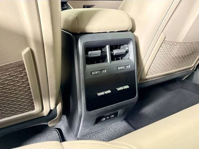 2024 Porsche Macan Electric - Image 16 of 20