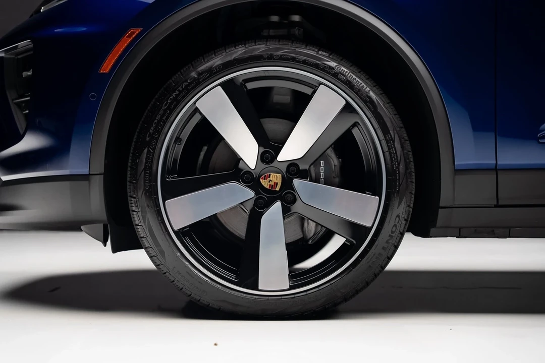 2024 Porsche Macan Electric - Image 18 of 21