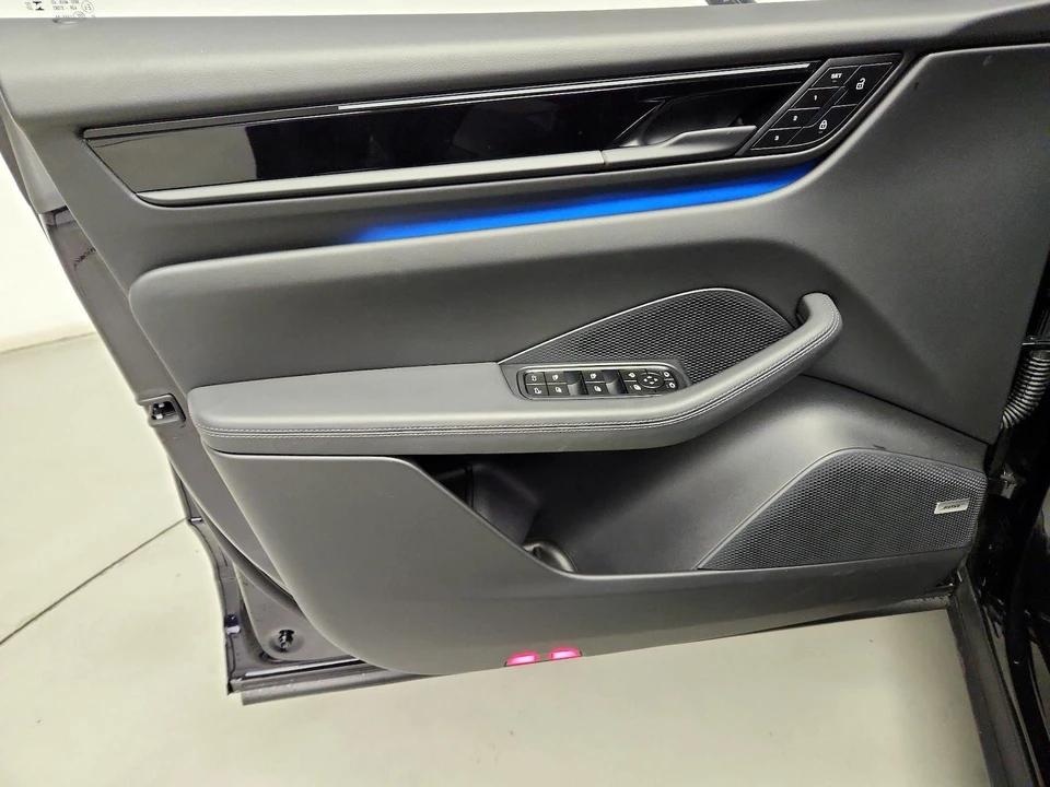 2024 Porsche Macan Electric - Image 13 of 28
