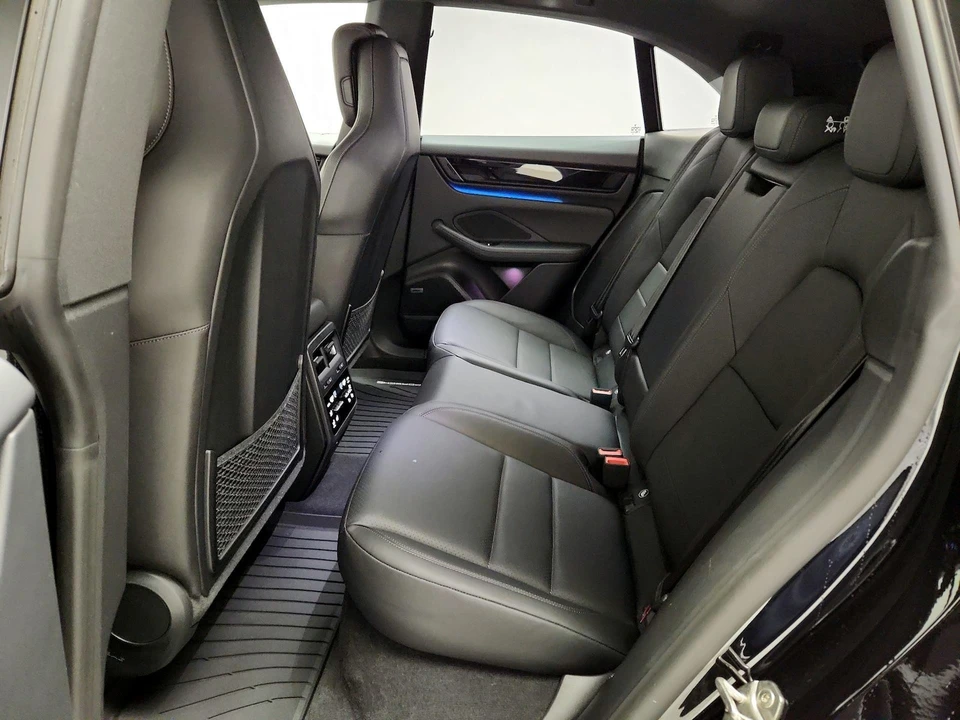 2024 Porsche Macan Electric - Image 22 of 28