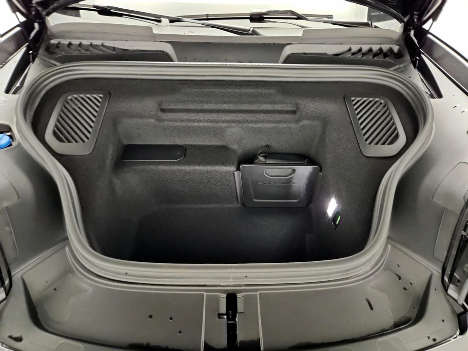 2024 Porsche Macan Electric - Image 24 of 28