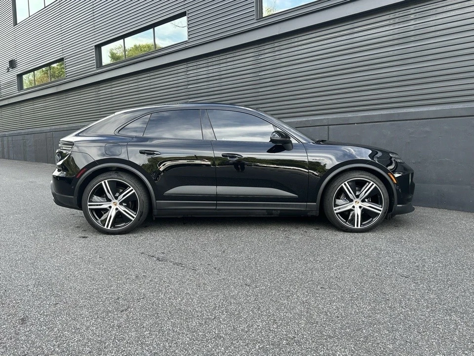 2024 Porsche Macan Electric - Image 11 of 21