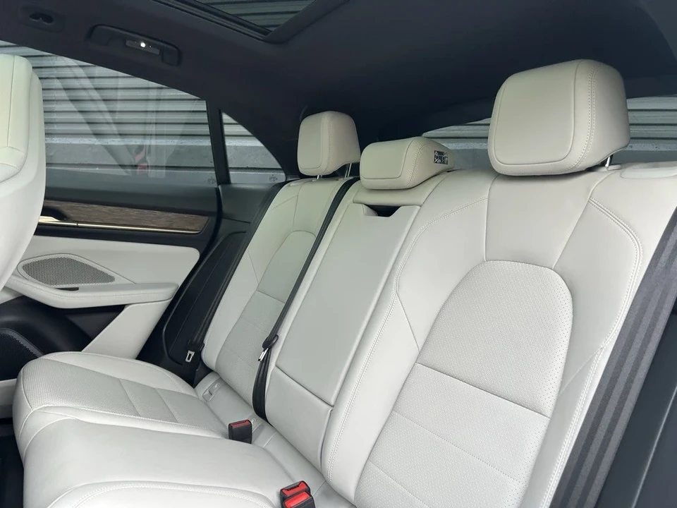 2024 Porsche Macan Electric - Image 18 of 21