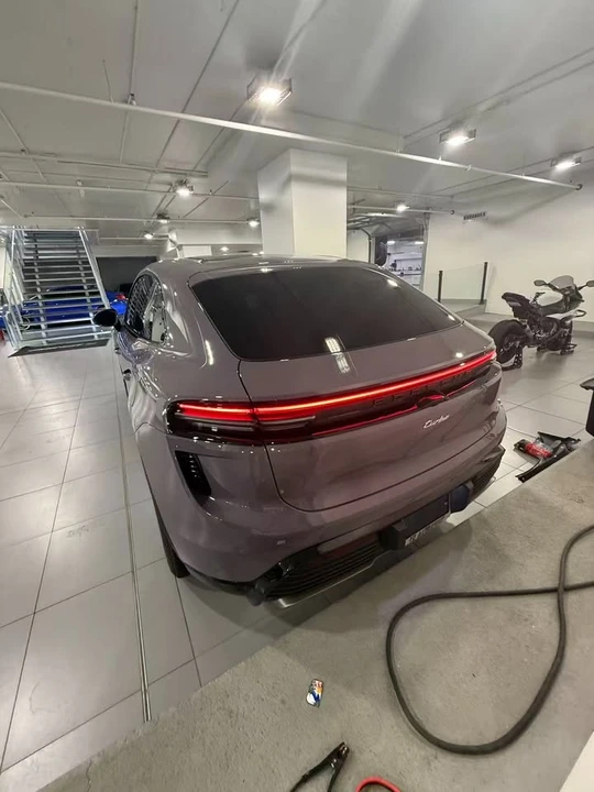 2024 Porsche Macan Electric - Image 4 of 10