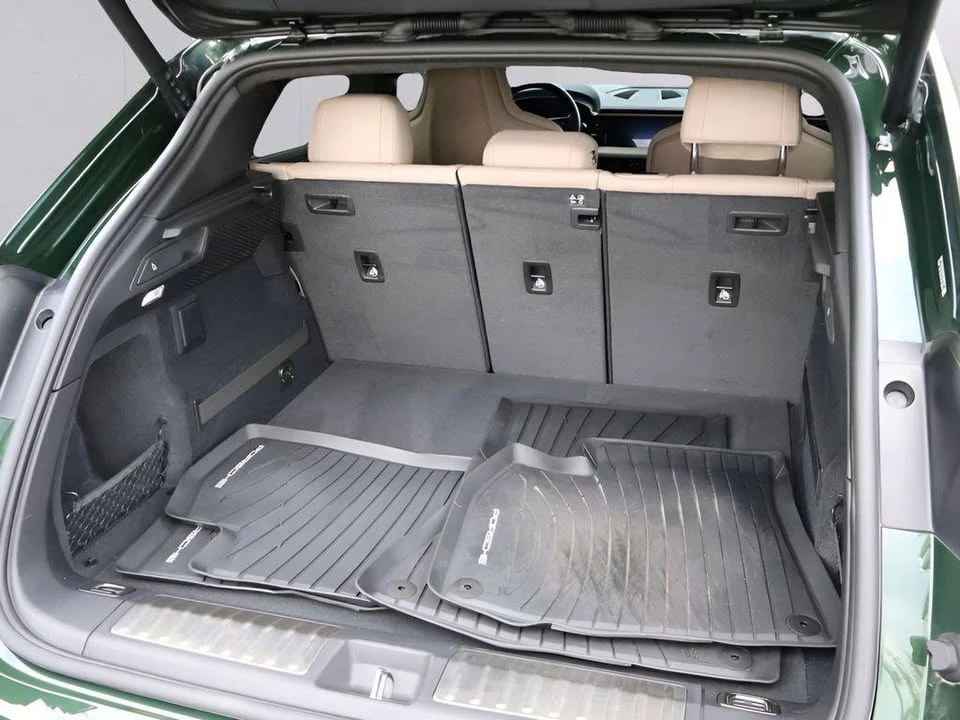 2024 Porsche Macan Electric - Image 18 of 20