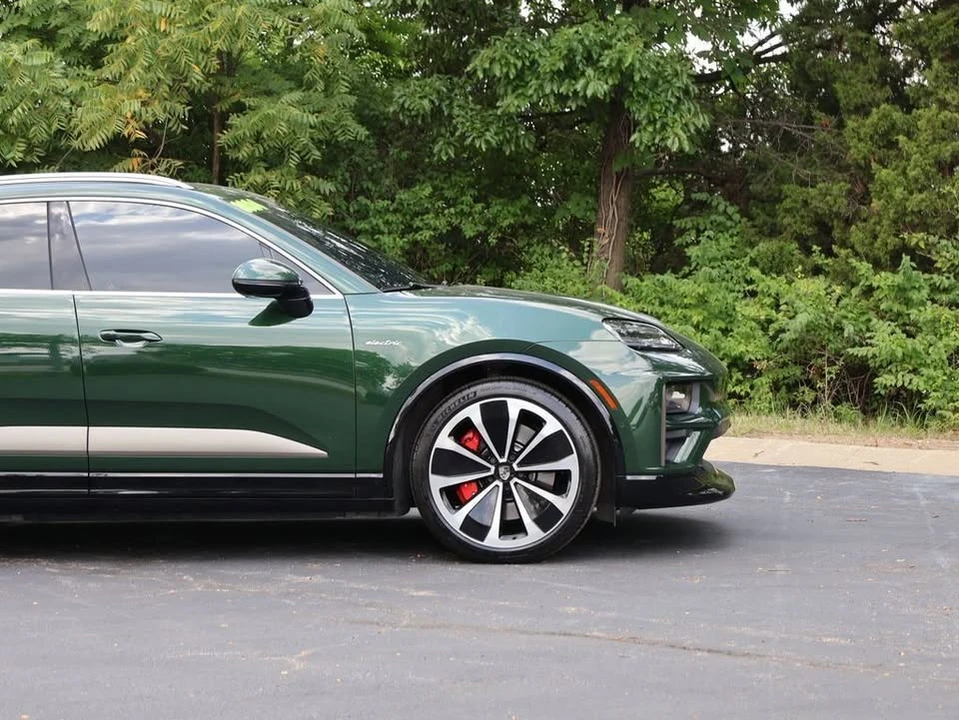 2024 Porsche Macan Electric - Image 10 of 20