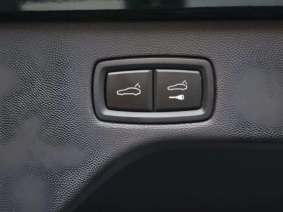 2024 Porsche Macan Electric - Image 19 of 20