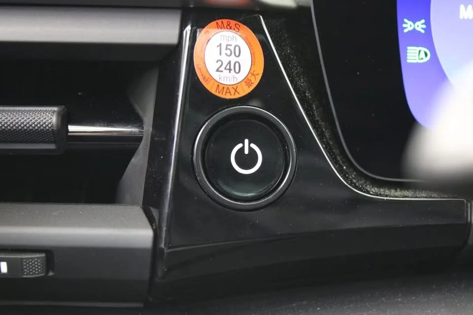 2024 Porsche Macan Electric - Image 9 of 20