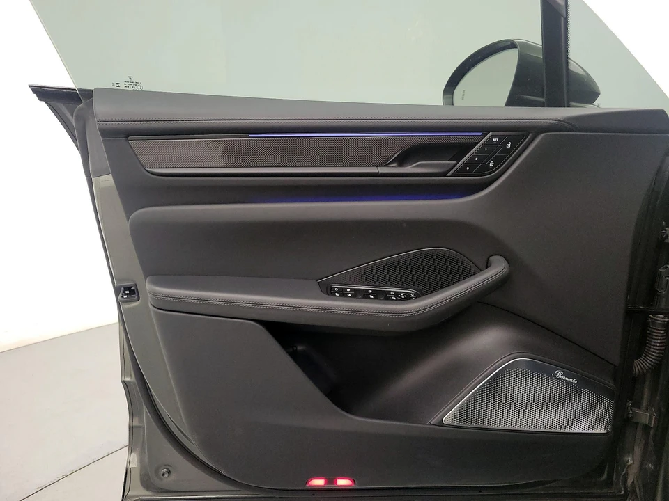 2024 Porsche Macan Electric - Image 13 of 28