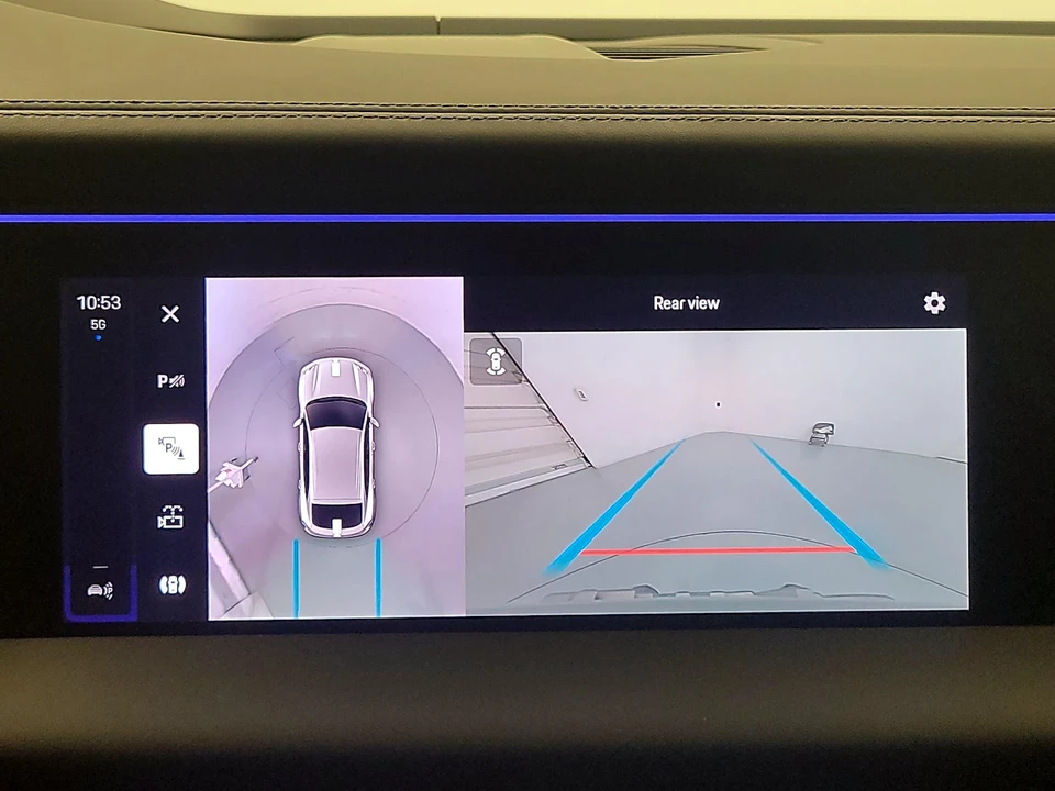 2024 Porsche Macan Electric - Image 16 of 28
