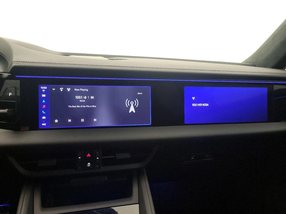 2024 Porsche Macan Electric - Image 17 of 28