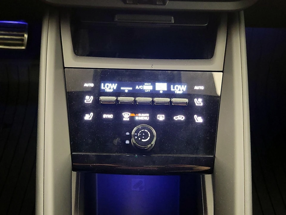 2024 Porsche Macan Electric - Image 18 of 28