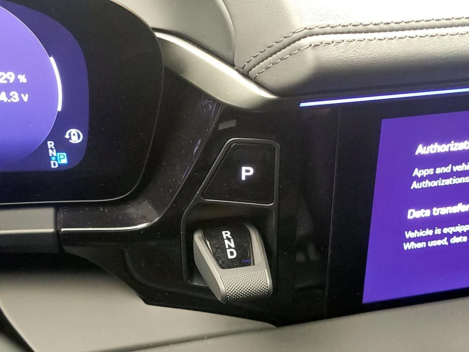 2024 Porsche Macan Electric - Image 19 of 28