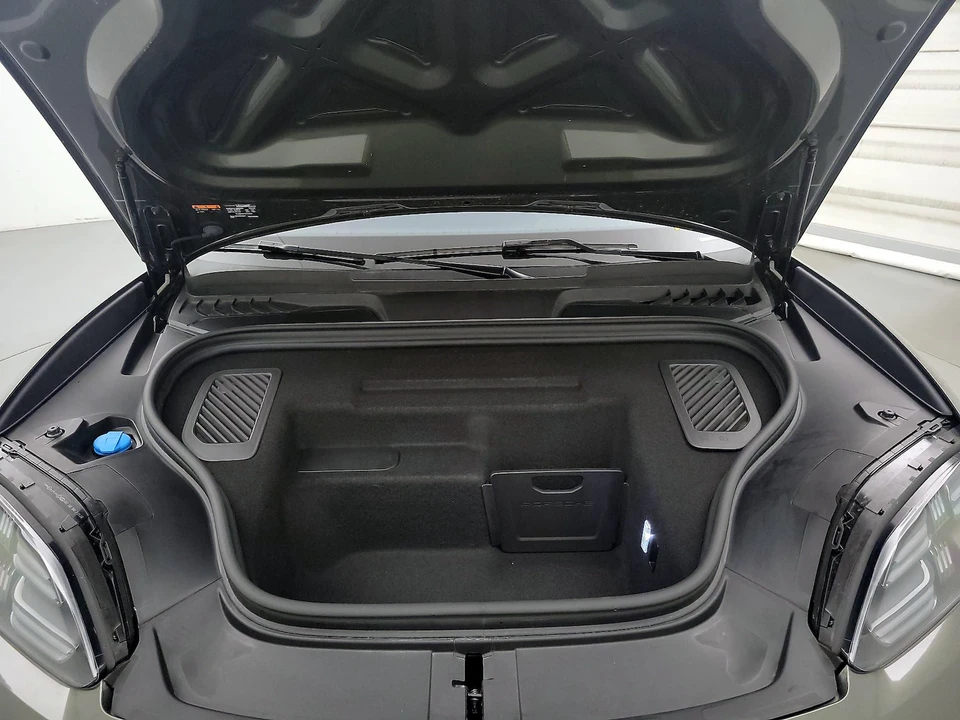2024 Porsche Macan Electric - Image 24 of 28
