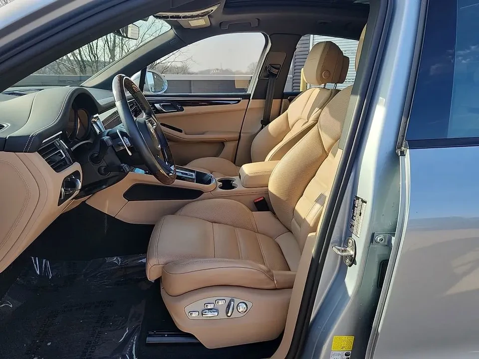 2024 Porsche Macan GTS - Image 6 of 10