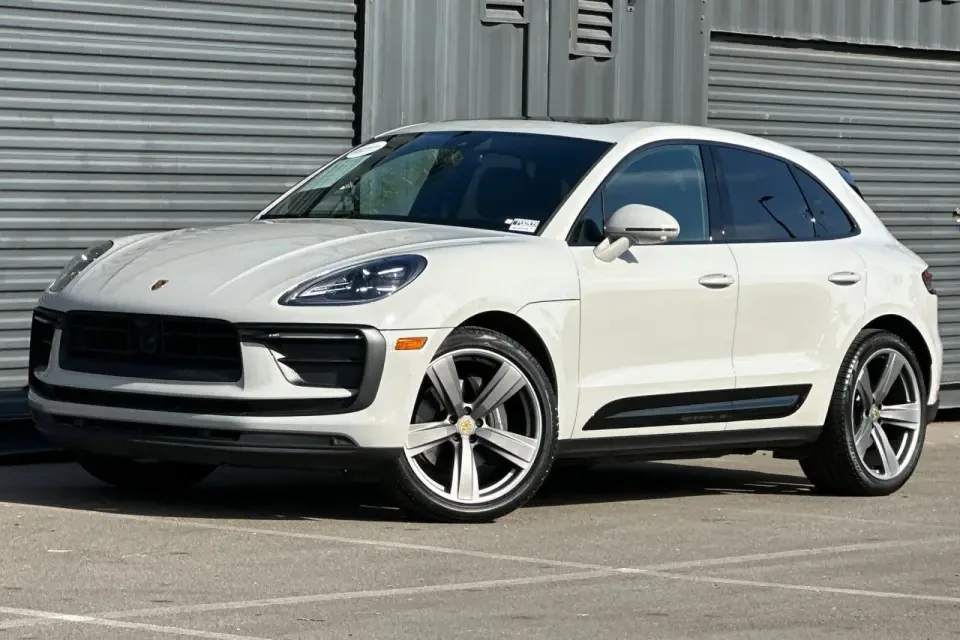 2024 Porsche Macan - Image 8 of 9