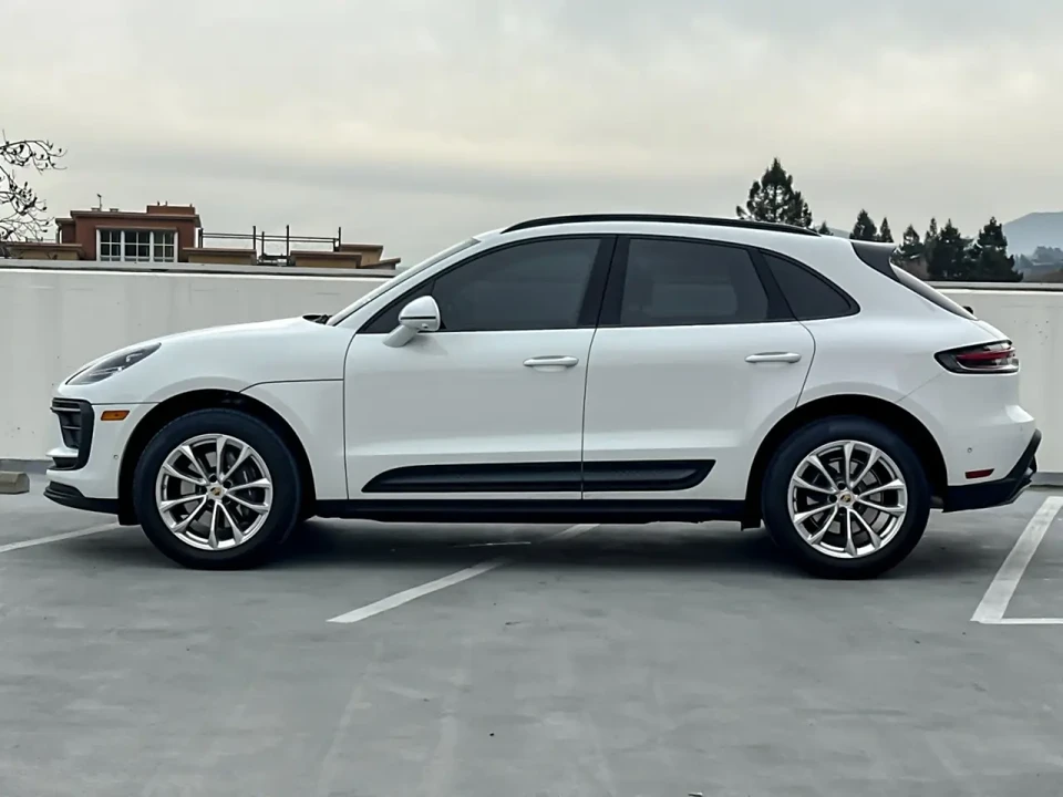 2024 Porsche Macan - Image 2 of 8