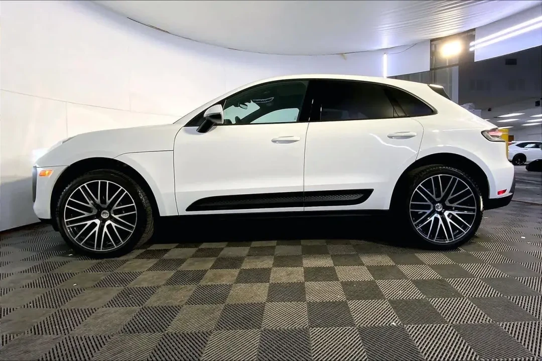 2024 Porsche Macan - Image 2 of 8