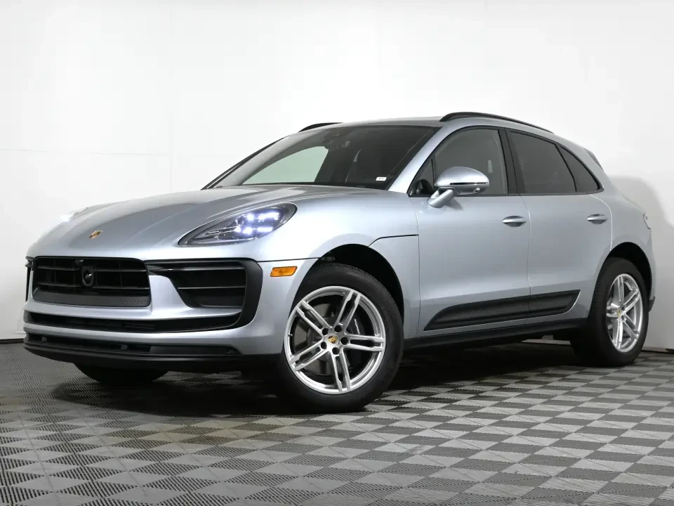 2024 Porsche Macan - Image 12 of 13