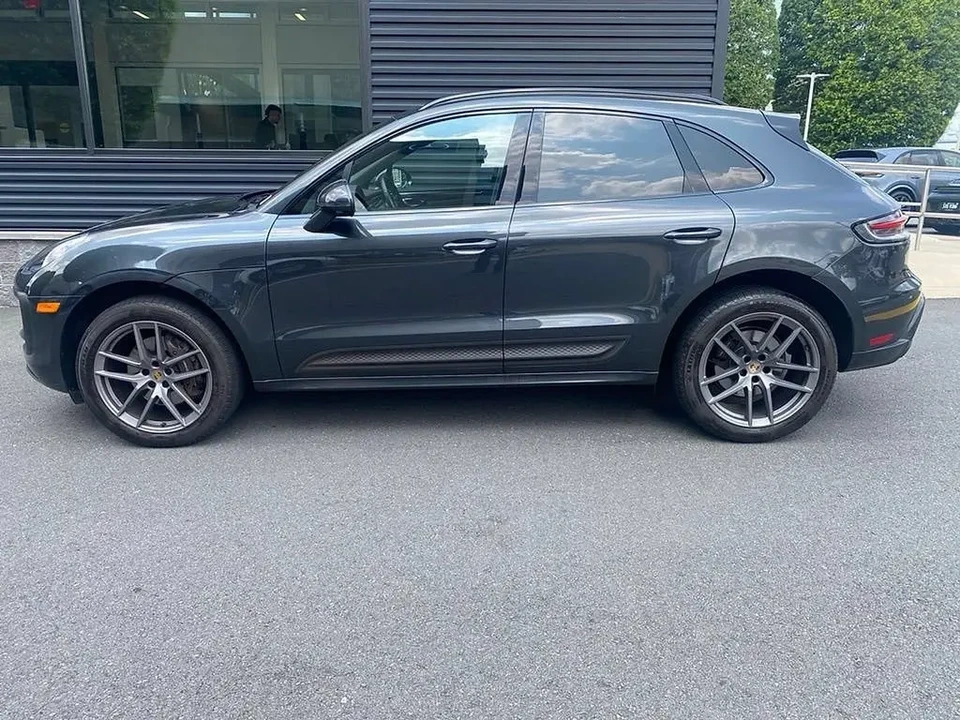2024 Porsche Macan - Image 16 of 31