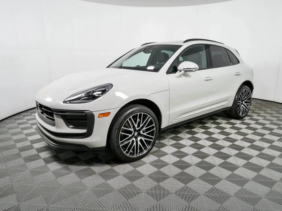 2024 Porsche Macan - Image 2 of 5