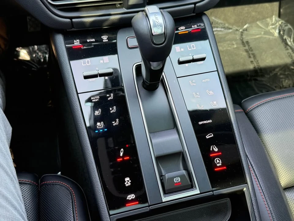2024 Porsche Macan T - Image 18 of 18