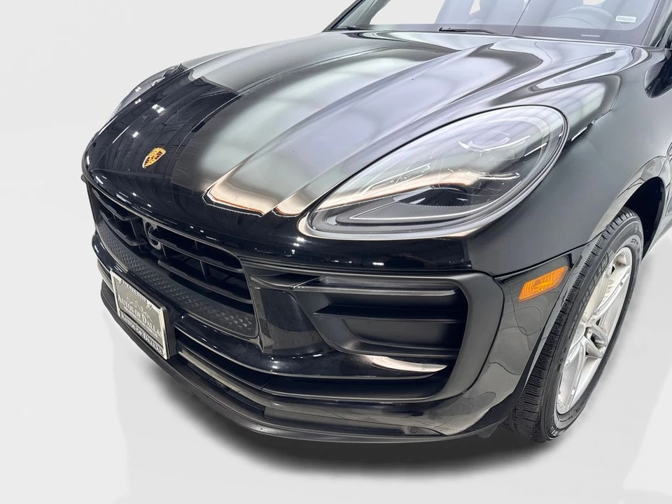 2024 Porsche Macan - Image 16 of 31