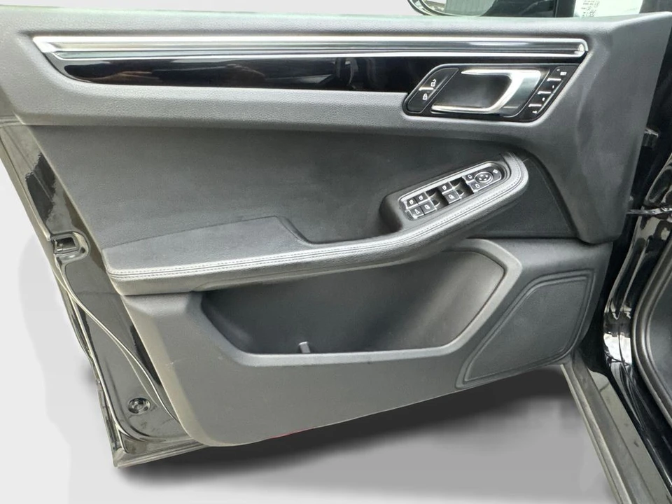 2024 Porsche Macan - Image 30 of 31