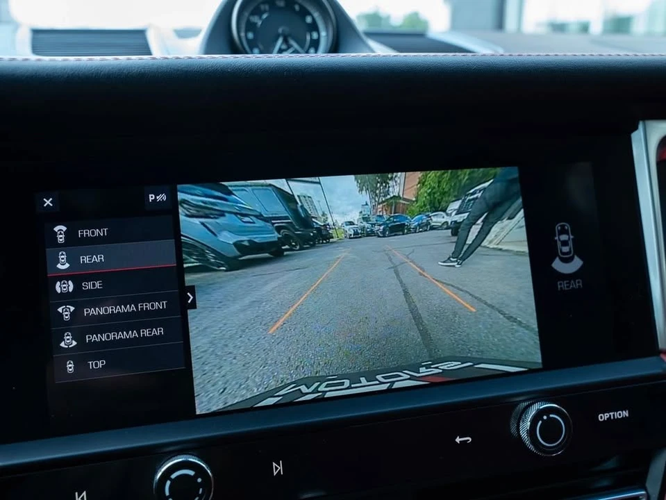 2024 Porsche Macan - Image 18 of 20
