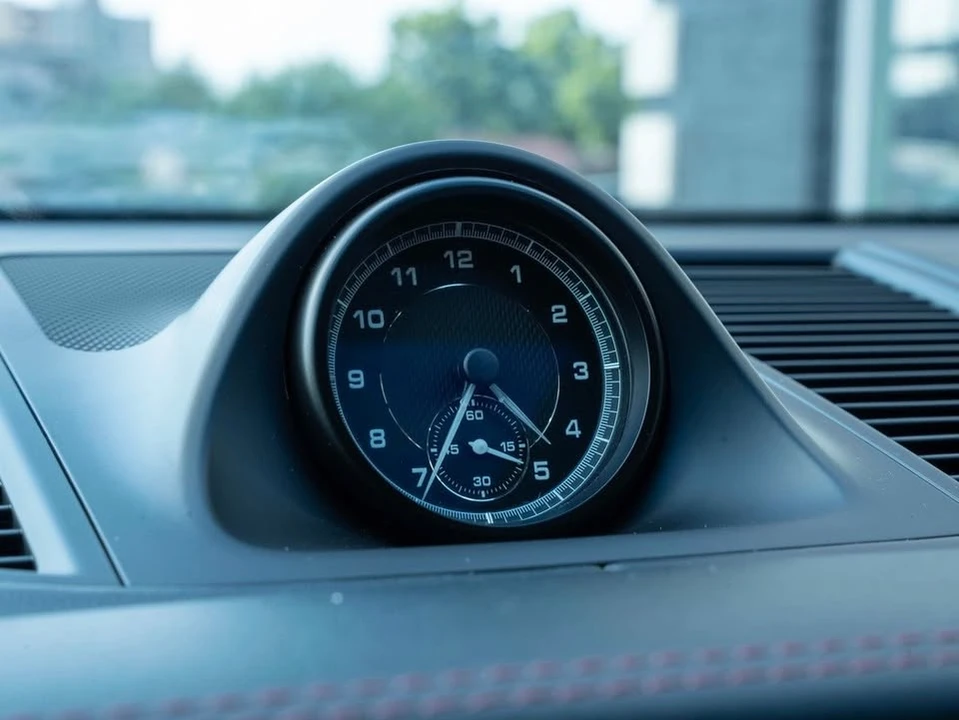 2024 Porsche Macan - Image 17 of 20