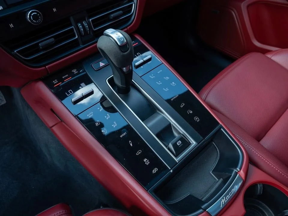 2024 Porsche Macan - Image 19 of 20