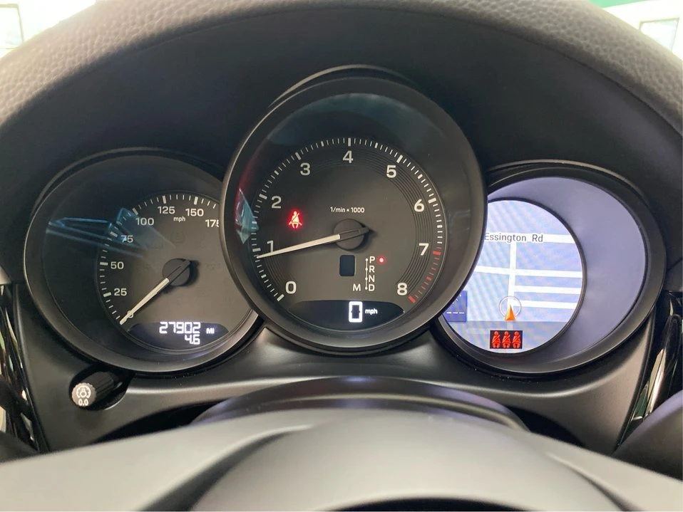 2024 Porsche Macan - Image 16 of 20