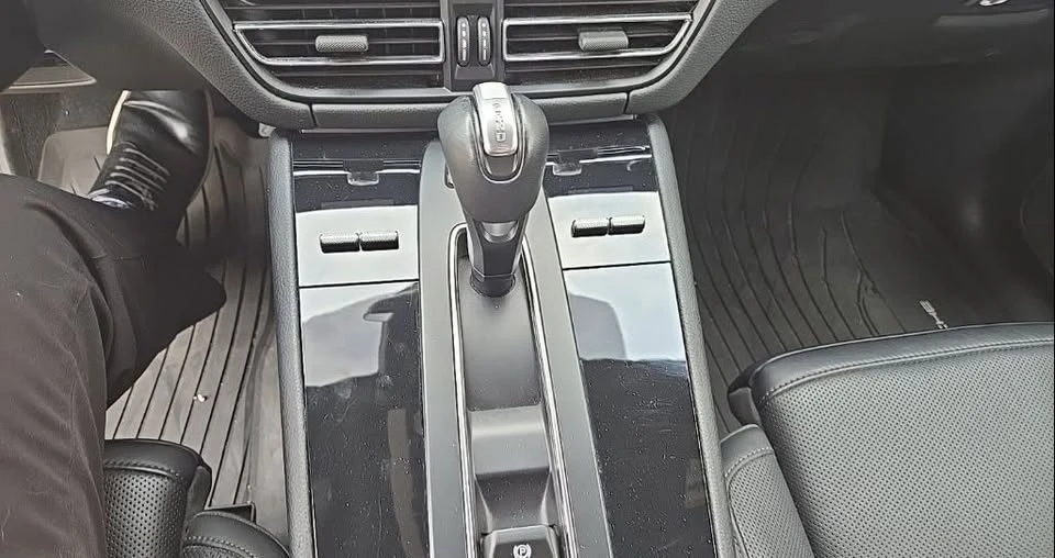 2024 Porsche Macan - Image 10 of 13