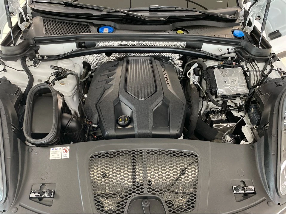 2024 Porsche Macan - Image 11 of 20