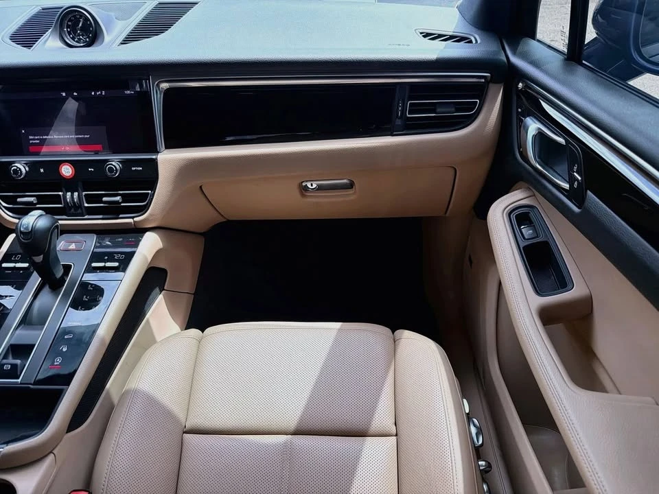 2024 Porsche Macan - Image 18 of 20