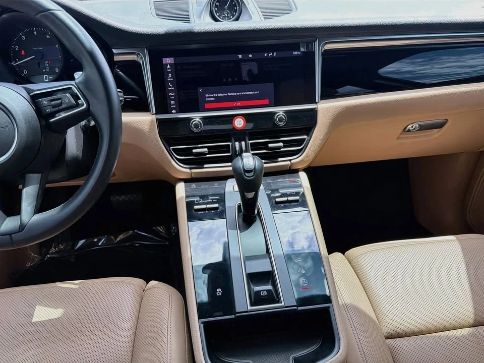 2024 Porsche Macan - Image 19 of 20