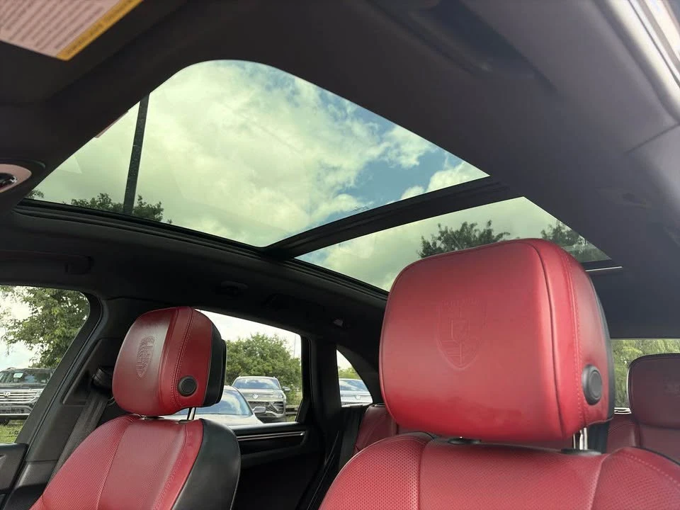 2024 Porsche Macan - Image 12 of 15