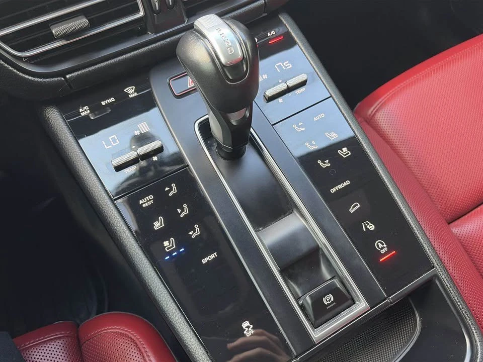 2024 Porsche Macan - Image 10 of 15
