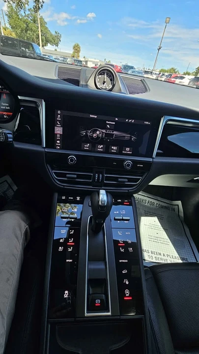 2024 Porsche Macan - Image 10 of 13