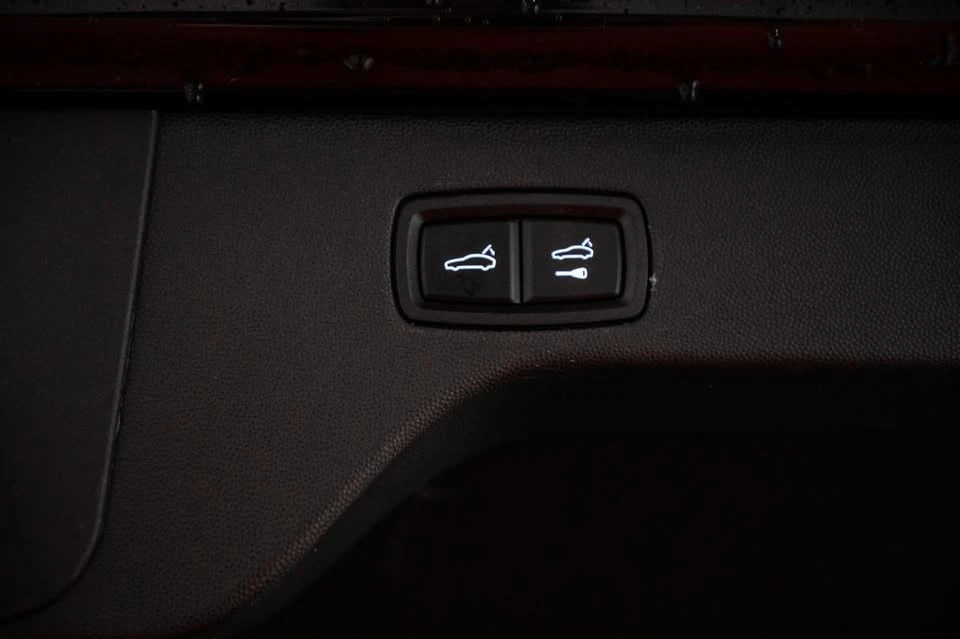 2024 Porsche Macan - Image 9 of 10
