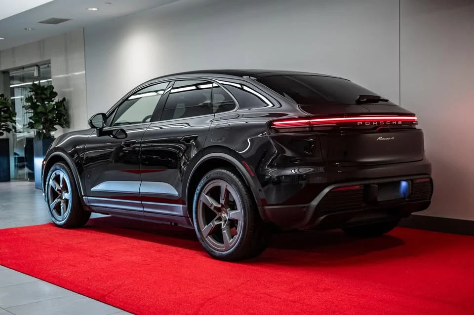 2024 Porsche Macan - Image 6 of 10