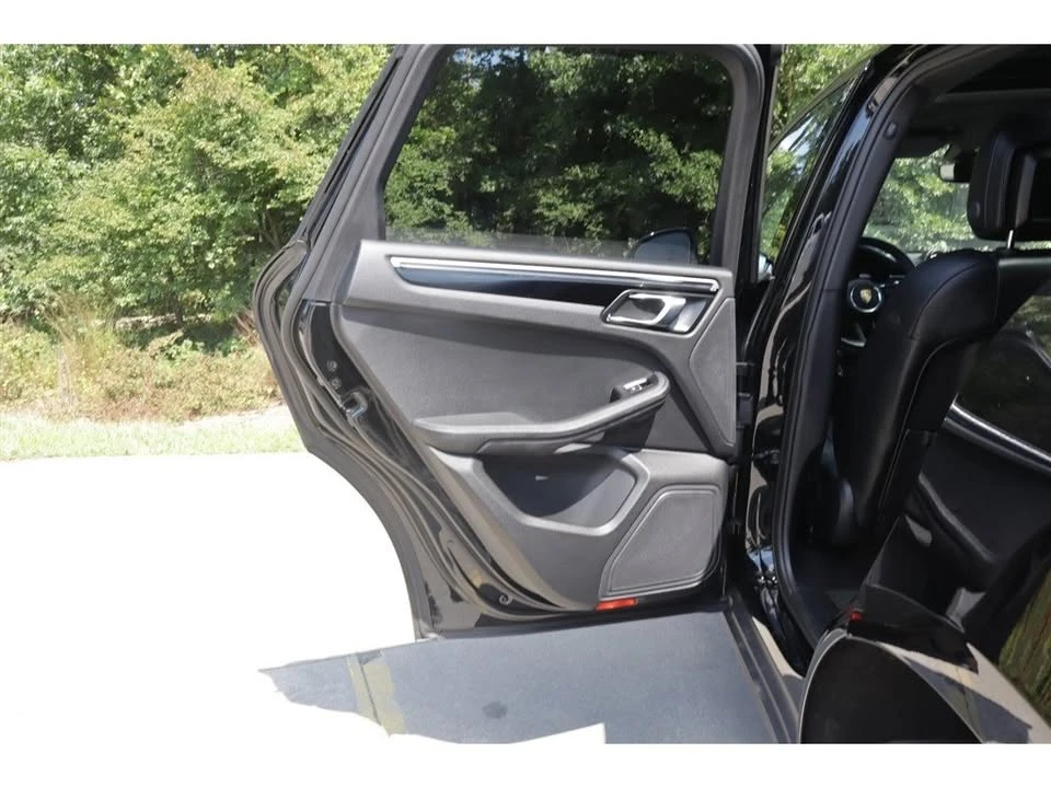 2024 Porsche Macan - Image 17 of 19