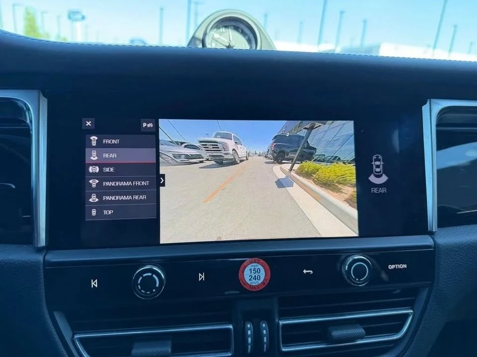 2024 Porsche Macan - Image 16 of 18